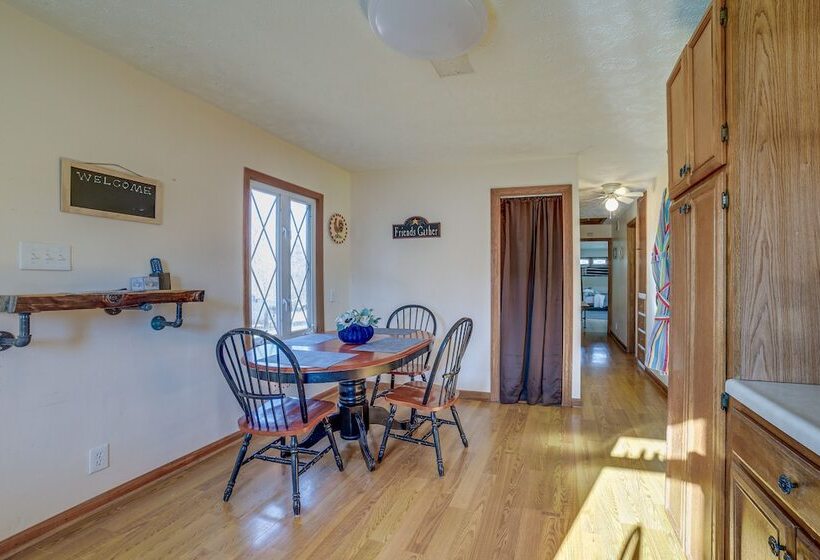 Quaint Youngstown Home ~ 2 Mi To Boardman Park!