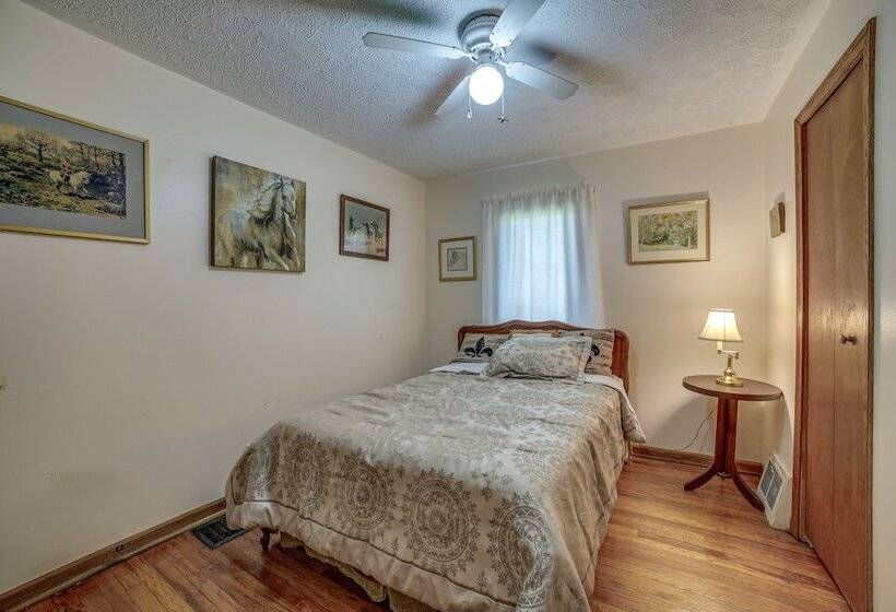 Quaint Youngstown Home ~ 2 Mi To Boardman Park!