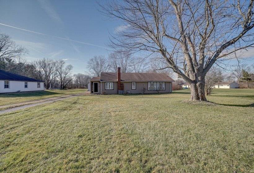 Quaint Youngstown Home ~ 2 Mi To Boardman Park!