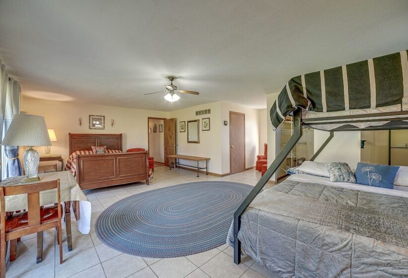 Quaint Youngstown Home ~ 2 Mi To Boardman Park!