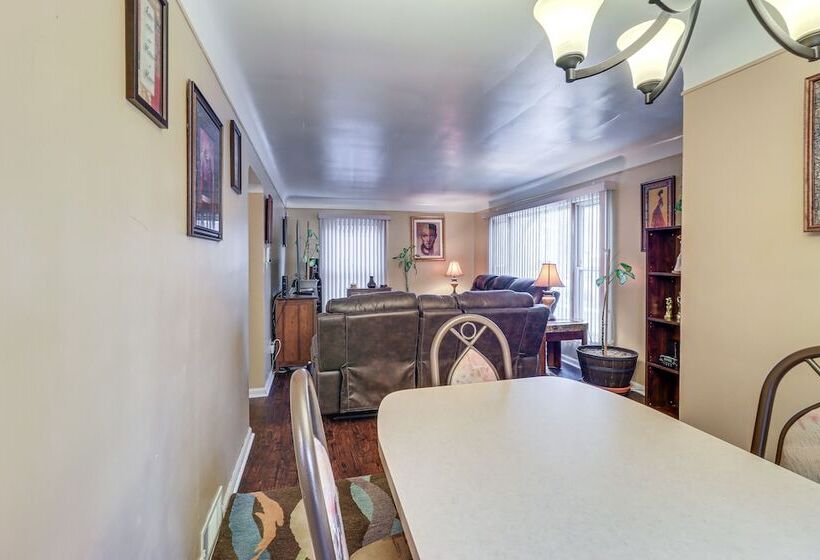 Family Friendly Detroit Home: 12 Mi To Downtown!