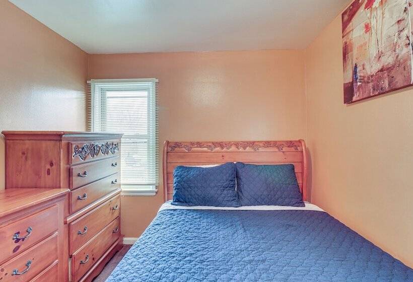 Family Friendly Detroit Home: 12 Mi To Downtown!