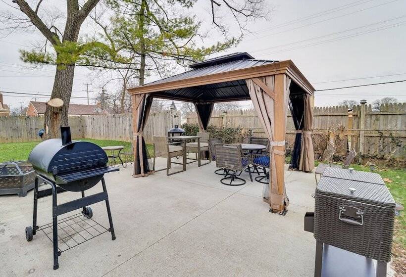 Family Friendly Detroit Home: 12 Mi To Downtown!