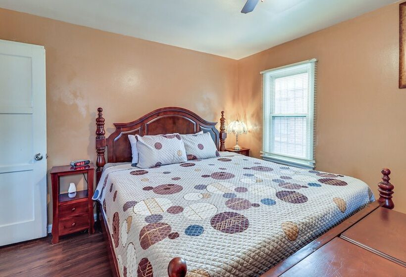 Family Friendly Detroit Home: 12 Mi To Downtown!