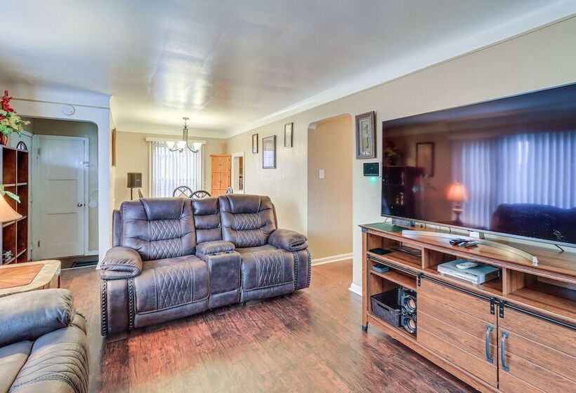 Family Friendly Detroit Home: 12 Mi To Downtown!