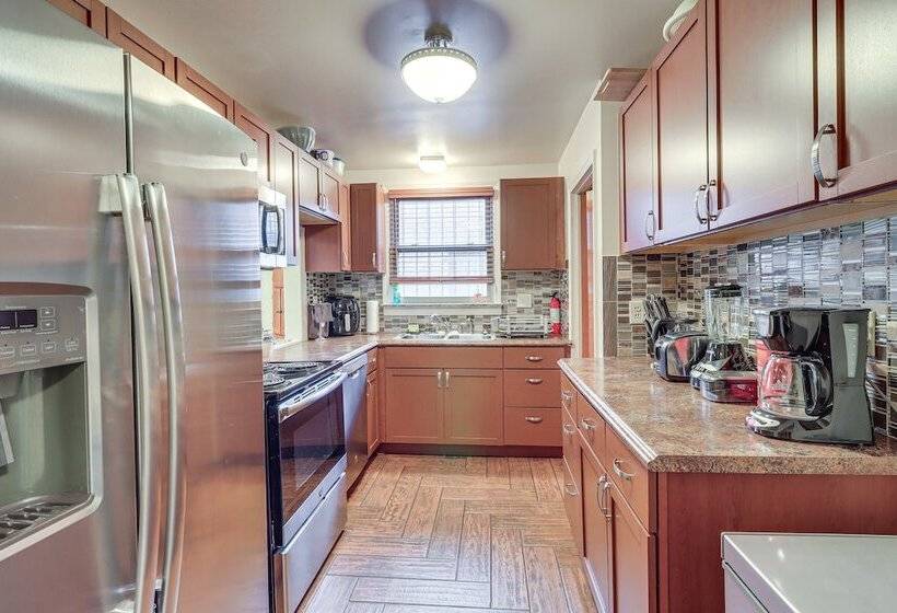 Family Friendly Detroit Home: 12 Mi To Downtown!