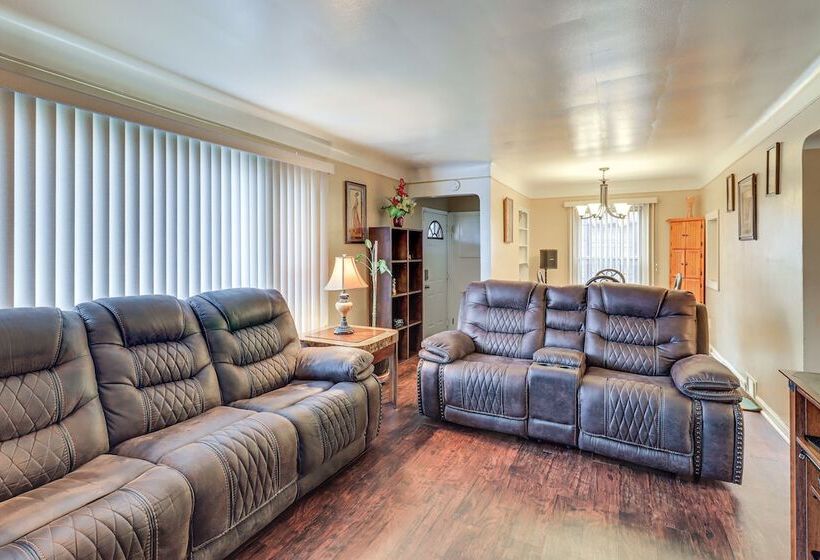 Family Friendly Detroit Home: 12 Mi To Downtown!