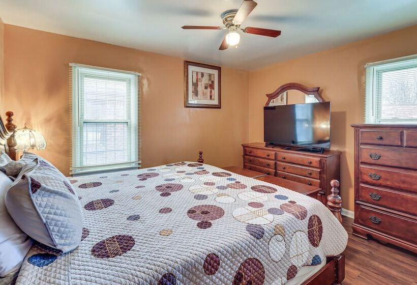 Family Friendly Detroit Home: 12 Mi To Downtown!