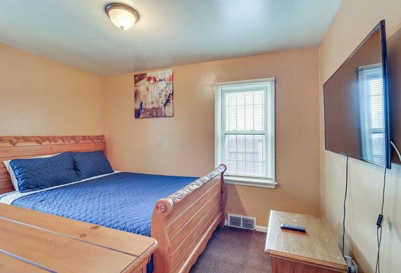 Family Friendly Detroit Home: 12 Mi To Downtown!