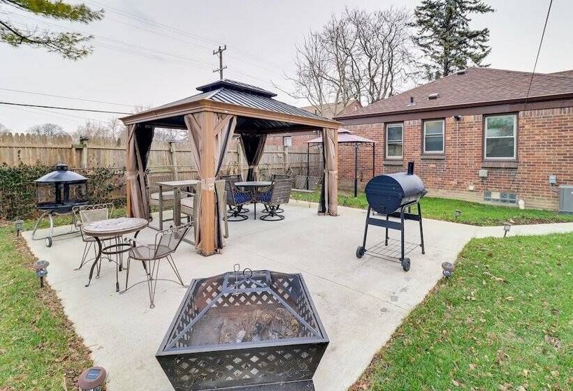 Family Friendly Detroit Home: 12 Mi To Downtown!