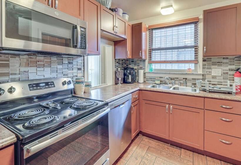 Family Friendly Detroit Home: 12 Mi To Downtown!