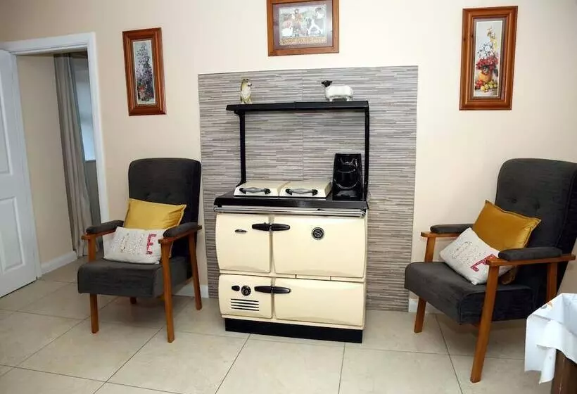 Residenssi Farmhouse Near Newtownstewart 3 Bedrooms