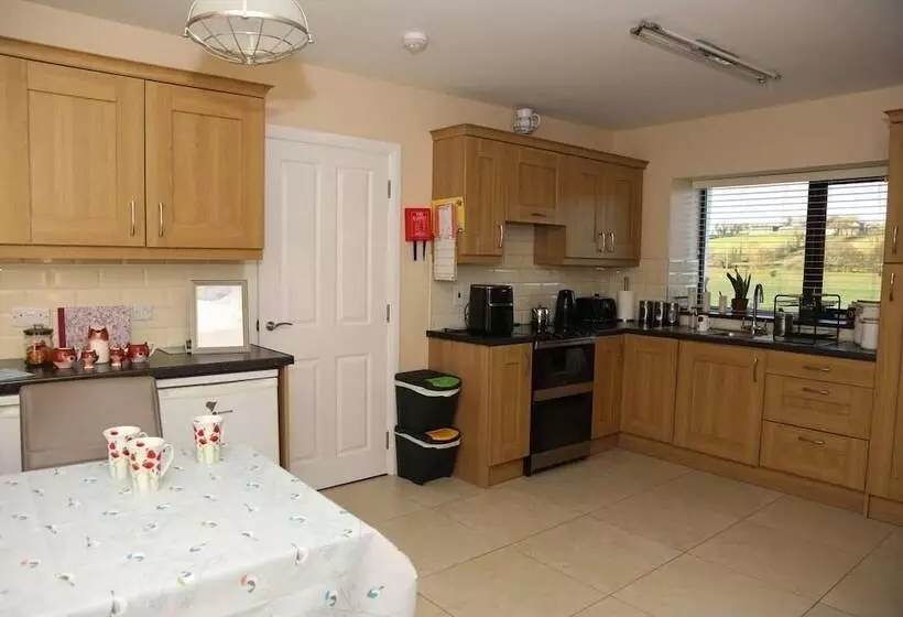 Residenssi Farmhouse Near Newtownstewart 3 Bedrooms