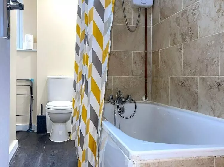 Residenssi Impeccable Spacious 6 Bed House In Romford