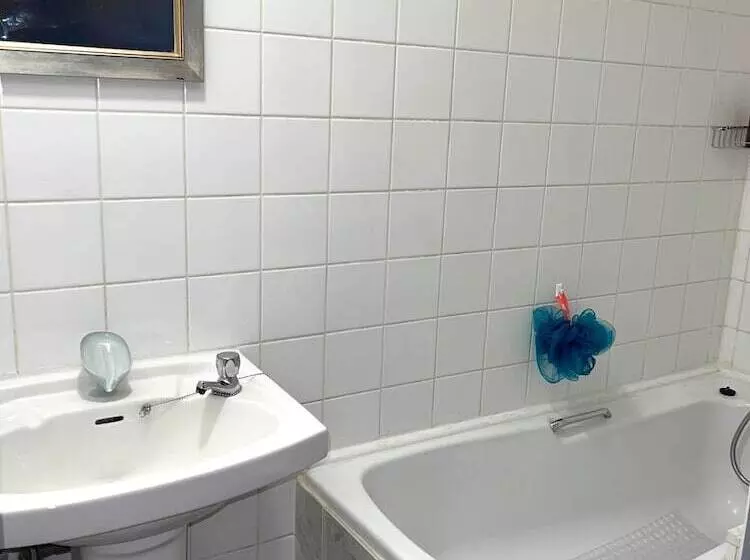 Residenssi Impeccable Spacious 6 Bed House In Romford