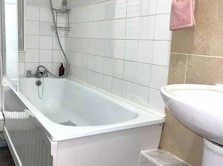 Residenssi Impeccable Spacious 6 Bed House In Romford