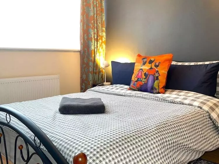 Residenssi Impeccable Spacious 6 Bed House In Romford