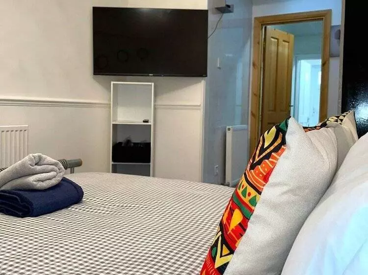 Residenssi Impeccable Spacious 6 Bed House In Romford