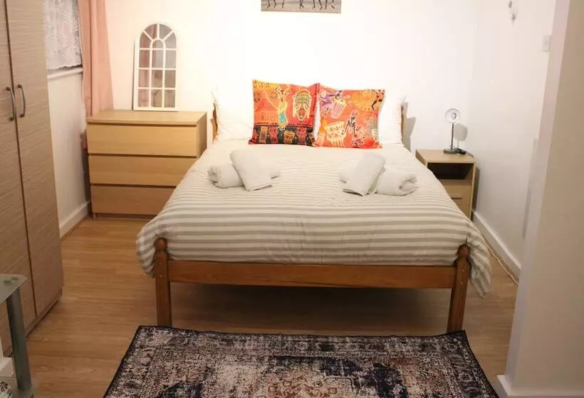 Residenssi Impeccable Spacious 6 Bed House In Romford