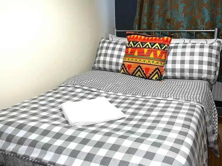 Residenssi Impeccable Spacious 6 Bed House In Romford