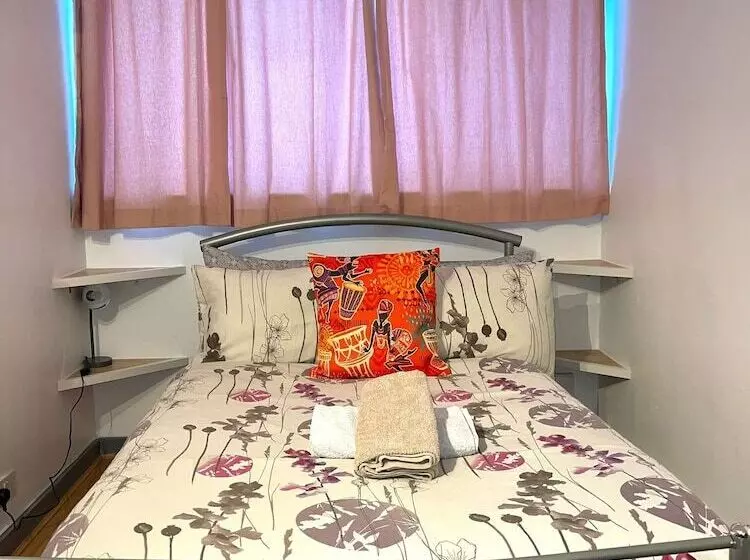 Residenssi Impeccable Spacious 6 Bed House In Romford