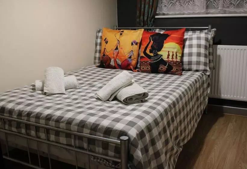 Residenssi Impeccable Spacious 6 Bed House In Romford