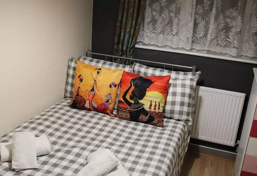 Residenssi Impeccable Spacious 6 Bed House In Romford