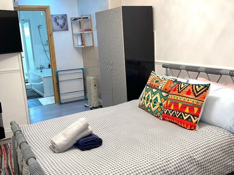 Rezydencja Impeccable Spacious 6 Bed House In Romford