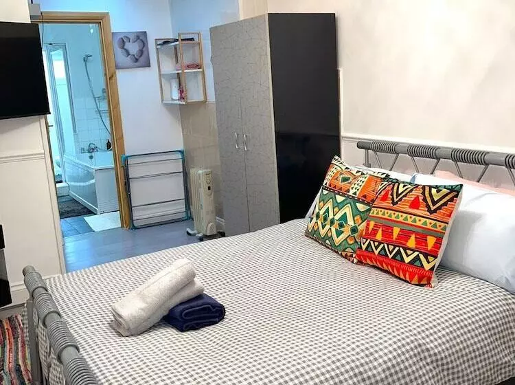 Residenssi Impeccable Spacious 6 Bed House In Romford