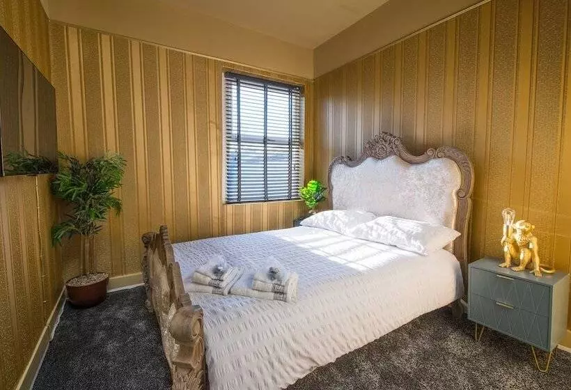 Residenssi Stunnning 4 Bed House Hot Tub, Sky Tv, Pool Table