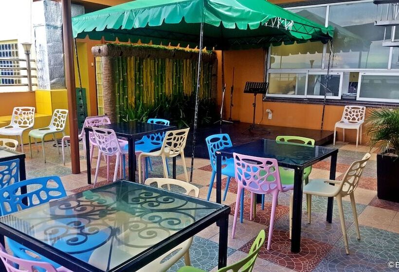 فندق C & L Bay View Inn