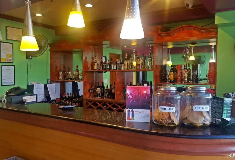 فندق C & L Bay View Inn