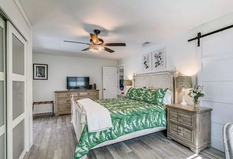 Apollo Beach Oasis: Lanai + Heated Pool!