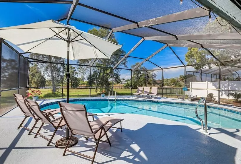 Apollo Beach Oasis: Lanai + Heated Pool!