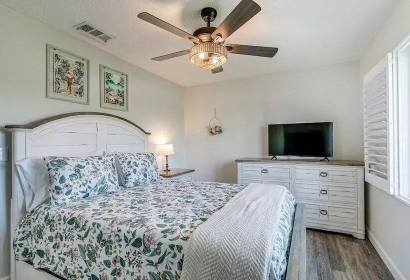 Apollo Beach Oasis: Lanai + Heated Pool!