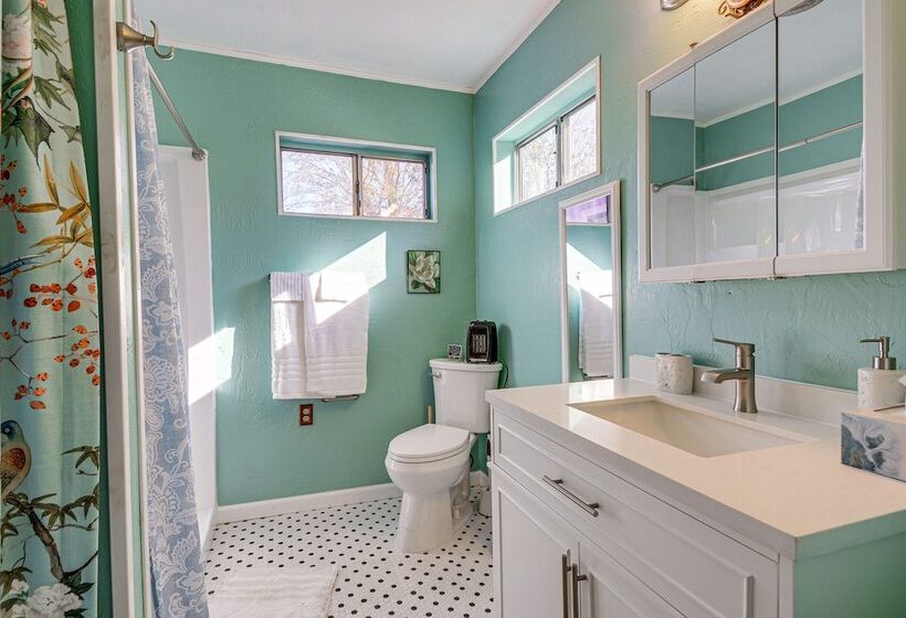 Artfully Decorated Cottonwood Home: Pets Welcome!