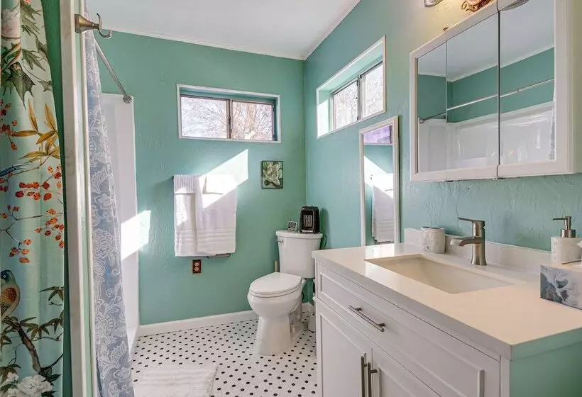 Artfully Decorated Cottonwood Home: Pets Welcome!