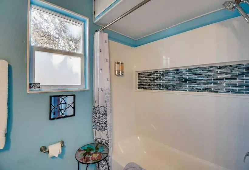 Artfully Decorated Cottonwood Home: Pets Welcome!