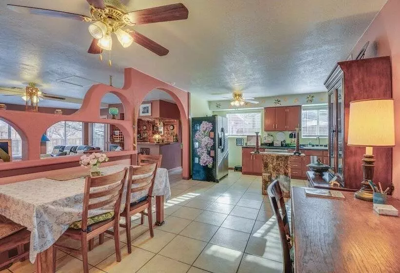 Artfully Decorated Cottonwood Home: Pets Welcome!