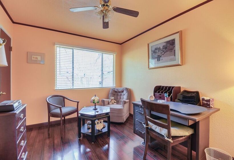 Artfully Decorated Cottonwood Home: Pets Welcome!