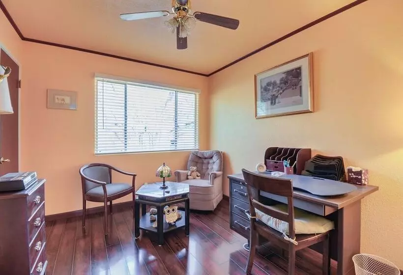 Artfully Decorated Cottonwood Home: Pets Welcome!