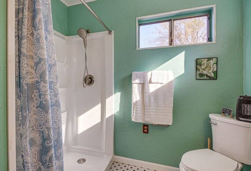 Artfully Decorated Cottonwood Home: Pets Welcome!