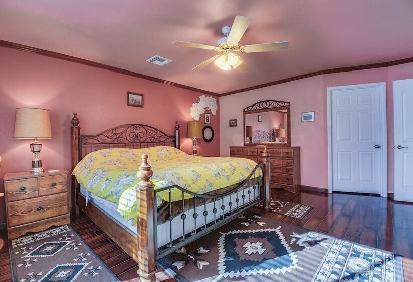 Artfully Decorated Cottonwood Home: Pets Welcome!