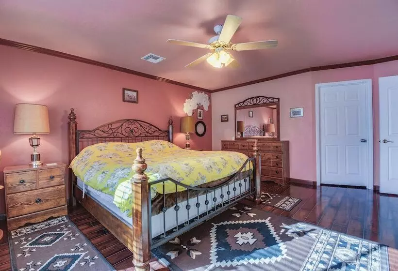 Artfully Decorated Cottonwood Home: Pets Welcome!