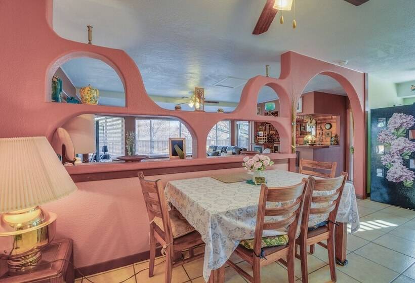 Artfully Decorated Cottonwood Home: Pets Welcome!
