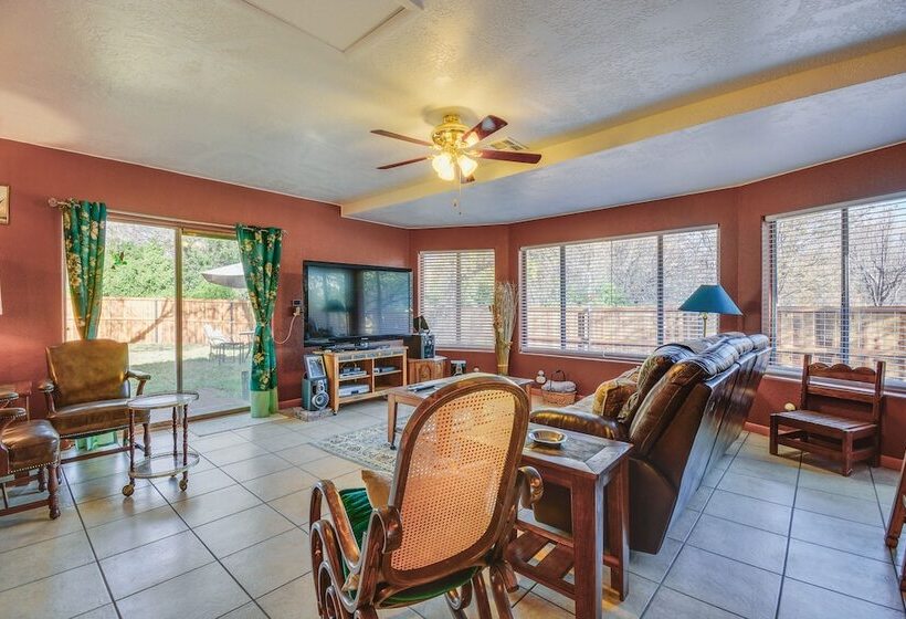 Artfully Decorated Cottonwood Home: Pets Welcome!