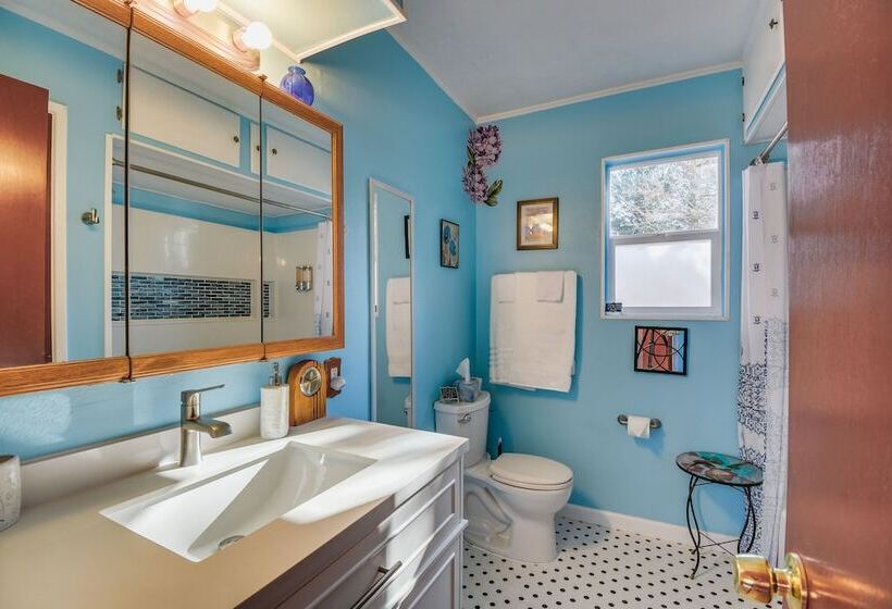 Artfully Decorated Cottonwood Home: Pets Welcome!