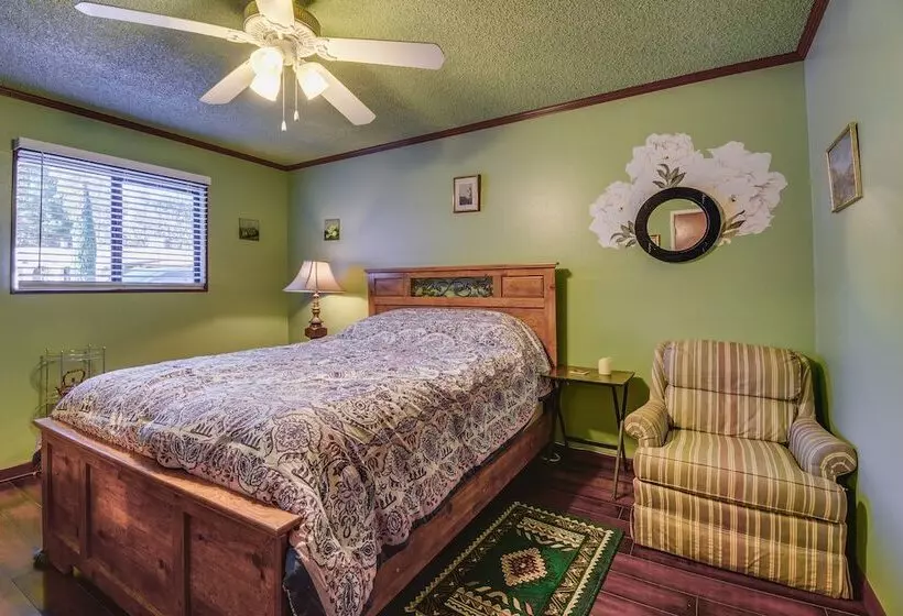 Artfully Decorated Cottonwood Home: Pets Welcome!