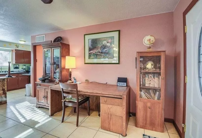 Artfully Decorated Cottonwood Home: Pets Welcome!