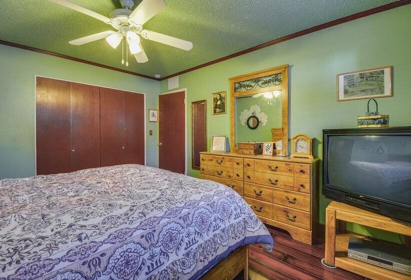 Artfully Decorated Cottonwood Home: Pets Welcome!